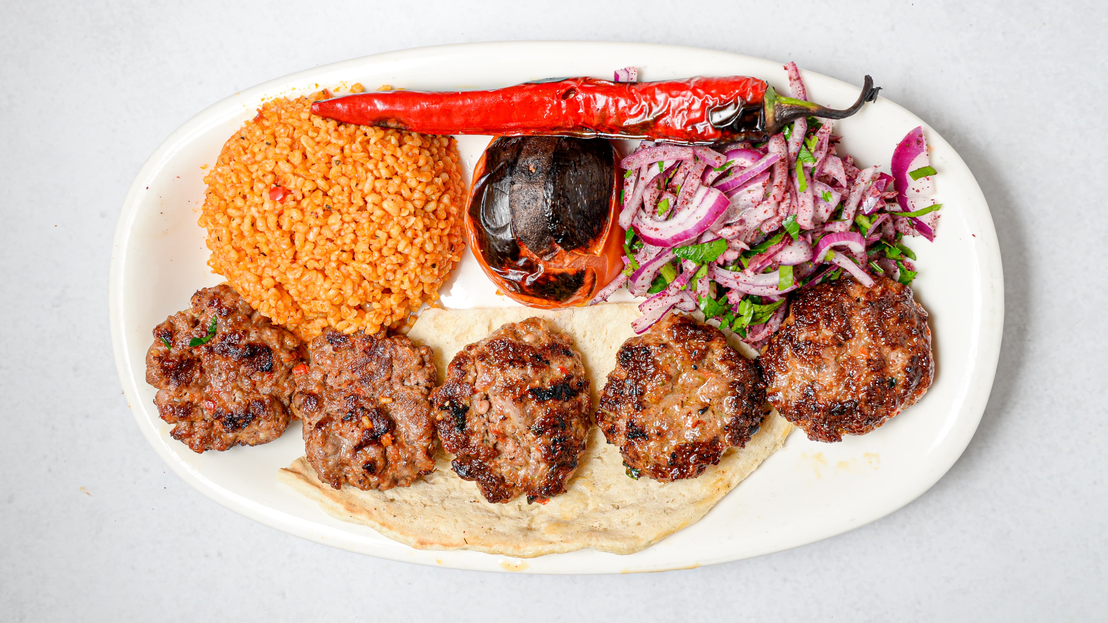 Meze-Teller mit gegrilltem Fleisch und frischem Salat