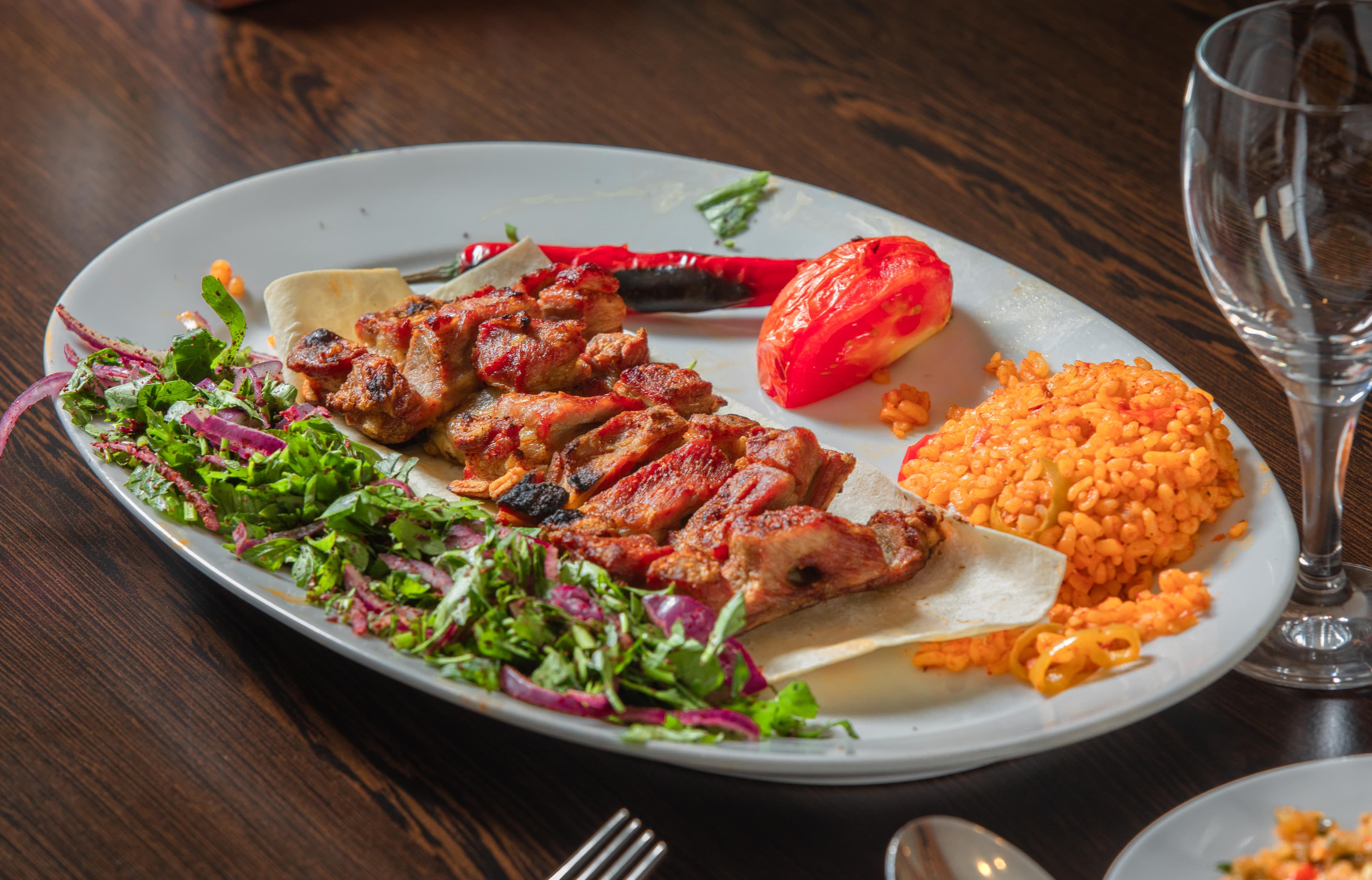 Gegrillte Hühnerspieße mit Bulgur-Reis und gegrilltem Gemüse